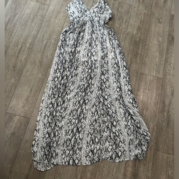 🌸BOUTIQUE snake print dress ✨ - Picture 3 of 8